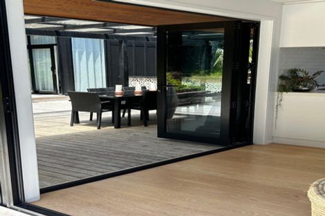 Photo of property in 2 Piha Road, Piha, 0772