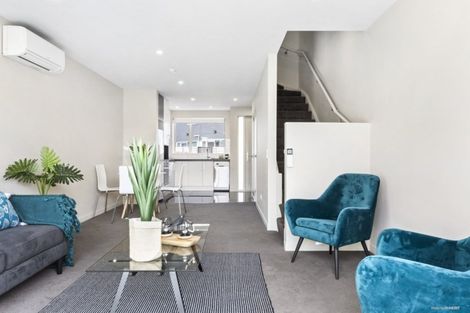 Photo of property in 2u6 Stone Street, Miramar, Wellington, 6022