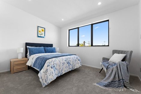 Photo of property in 2/18 Sylvan Crescent, Te Atatu South, Auckland, 0610