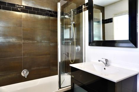 Photo of property in 1/220 Pakuranga Road, Pakuranga Heights, Auckland, 2010