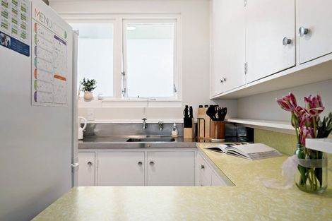 Photo of property in 2/18 Agra Crescent, Khandallah, Wellington, 6035
