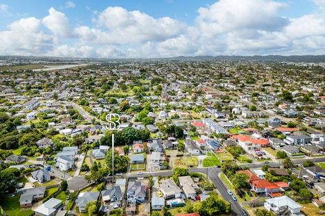 Photo of property in 16 Paton Avenue, Te Atatu South, Auckland, 0610