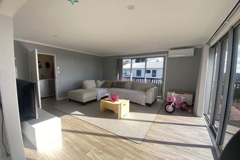 Photo of property in 61 Ruskin Road, Newlands, Wellington, 6037