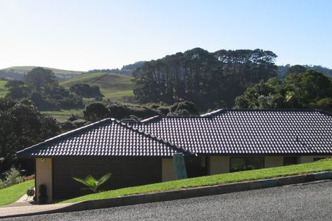 Photo of property in 1 Otanerua Road, Hatfields Beach, Orewa, 0931