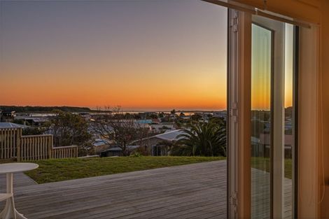 Photo of property in 2 Rangeview Rise, Foxton Beach, Foxton, 4815