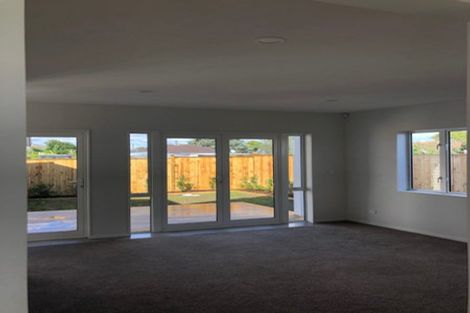 Photo of property in 2 Riroriro Close, Papakura, 2110