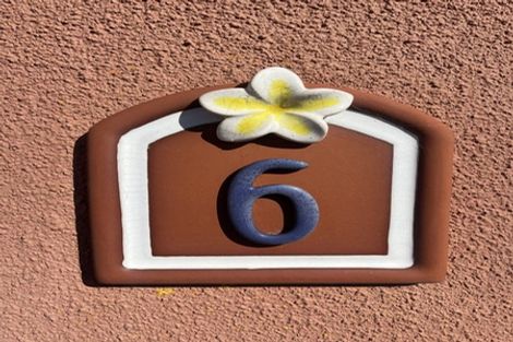 Photo of property in 6 Bennett Grove, Newlands, Wellington, 6037