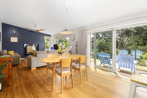 Photo of property in 4 Mccahon Place, Titirangi, Auckland, 0604