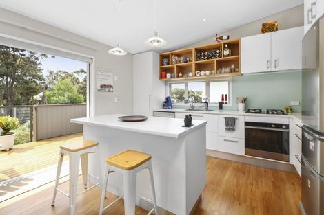 Photo of property in 4 Mccahon Place, Titirangi, Auckland, 0604