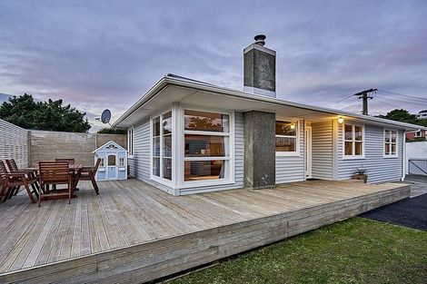 Photo of property in 11 Dunmail Way, Newlands, Wellington, 6037