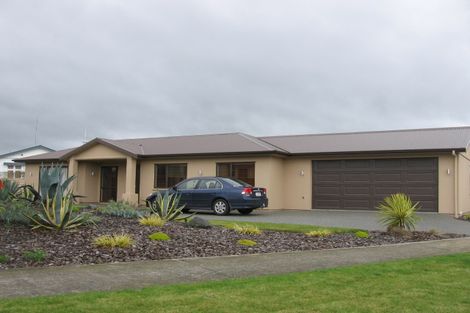 Photo of property in 43 Peter Hall Drive, Kelvin Grove, Palmerston North, 4414
