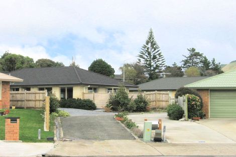 Photo of property in 9 Balmerino Grove, Waikanae, 5036
