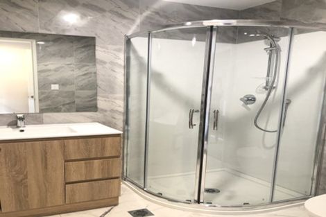 Photo of property in 4/21 Akoranga Drive, Northcote, Auckland, 0627