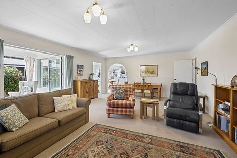 Photo of property in 13 John Guthrie Place, Merrilands, New Plymouth, 4312
