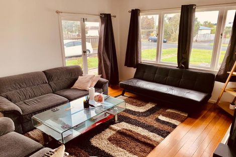 Photo of property in 32 Reid Road, New Lynn, Auckland, 0600