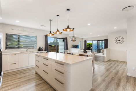 Photo of property in 6 Dida Park Drive, Kumeu, 0810
