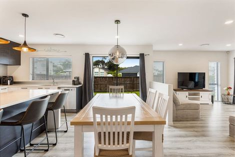 Photo of property in 6 Dida Park Drive, Kumeu, 0810