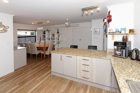 Photo of property in 11a Gane Lane, Te Atatu Peninsula, Auckland, 0610