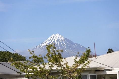 Photo of property in 8 Blenheim Place, Vogeltown, New Plymouth, 4310