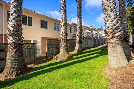 Photo of property in 4/31 Fields Parade, Oteha, Auckland, 0632