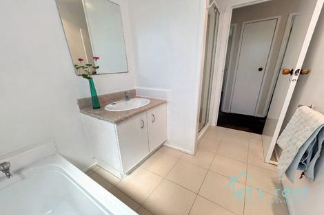 Photo of property in 18 Halloran Place, Massey, Auckland, 0614