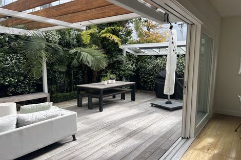 Photo of property in 2/192 Queen Street, Northcote Point, Auckland, 0627