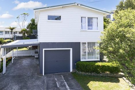 Photo of property in 23 Griffiths Grove, Newlands, Wellington, 6037