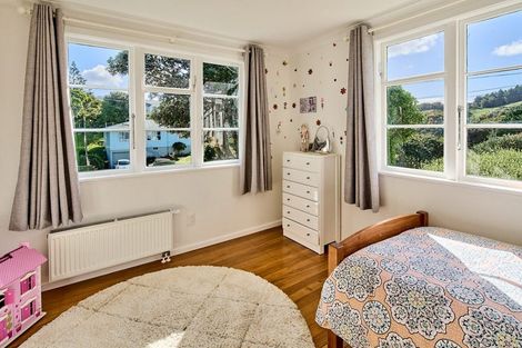 Photo of property in 41 Raroa Terrace, Tawa, Wellington, 5028