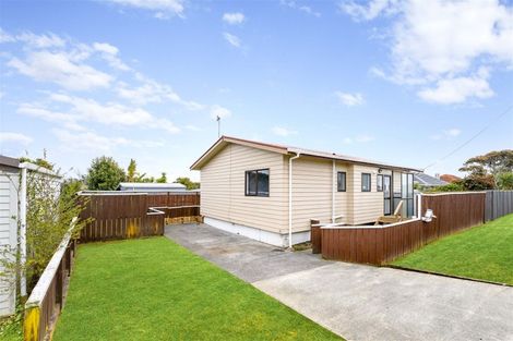Photo of property in 2a Rixon Place, Te Atatu Peninsula, Auckland, 0610