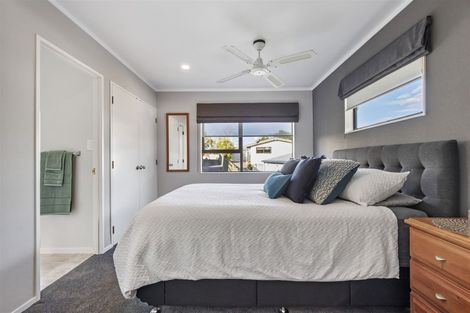 Photo of property in 4 Pinewood Grove, Botany Downs, Auckland, 2010