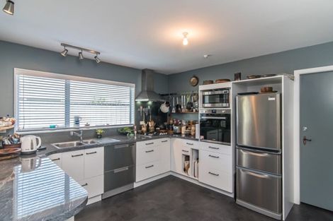 Photo of property in 52 Rewarewa Crescent, Waikanae, 5036