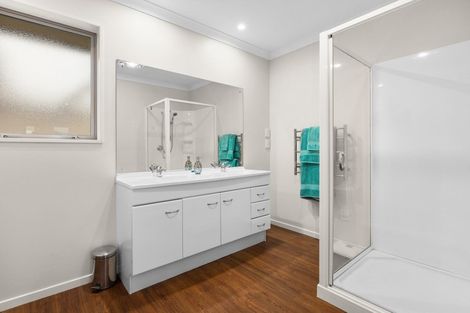 Photo of property in 92 Willowview Drive, Redwood, Christchurch, 8051