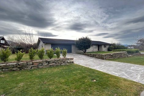 Photo of property in 2 Heuchan Lane, Wanaka, 9305