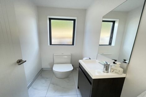 Photo of property in 2/4 Mcquoid Place, Glenfield, Auckland, 0629