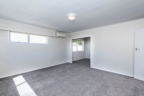 Photo of property in 12 Griffiths Grove, Newlands, Wellington, 6037