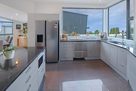 Photo of property in 63 Tamworth Crescent, Newlands, Wellington, 6037