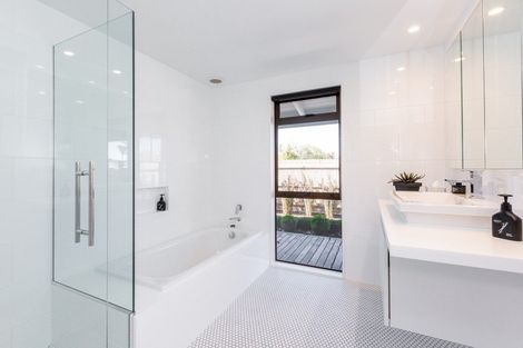 Photo of property in 120 Avondale Road, Taradale, Napier, 4112