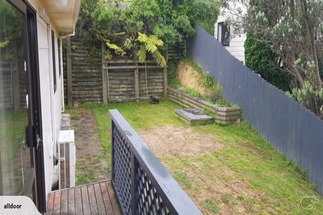Photo of property in 21 Fernhaven Grove, Newlands, Wellington, 6037