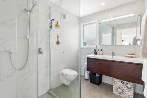 Photo of property in 22 Tiri Road, Milford, Auckland, 0620