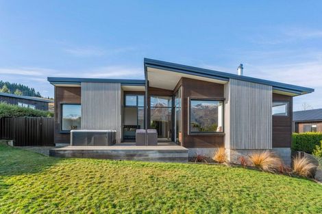 Photo of property in 25 Matipo Street, Wanaka, 9305