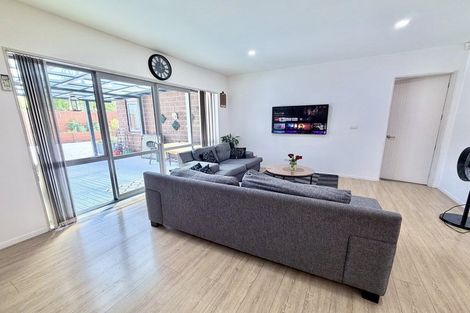 Photo of property in 547 Great South Road, Rosehill, Papakura, 2113