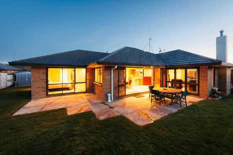 Photo of property in 24 Johnstone Drive, Fitzherbert, Palmerston North, 4410