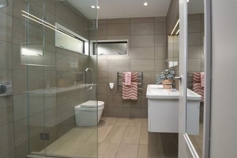 Photo of property in 2/24 Colonial Road, Birkenhead, Auckland, 0626