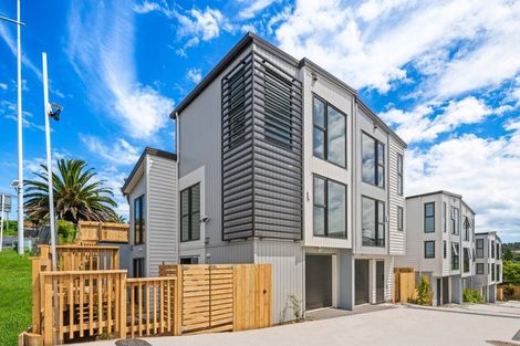 Photo of property in 3/1088 Beach Road, Torbay, Auckland, 0630