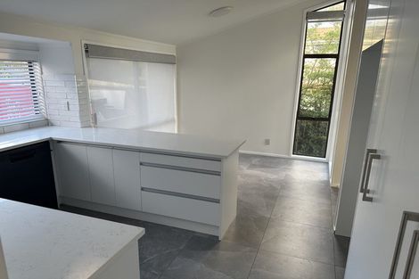 Photo of property in 2/6 Clare Place, Glenfield, Auckland, 0629
