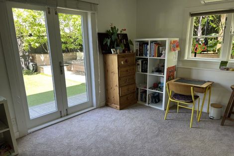 Photo of property in 2/192 Queen Street, Northcote Point, Auckland, 0627