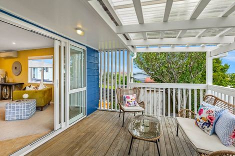 Photo of property in 32 Neil Avenue, Te Atatu Peninsula, Auckland, 0610