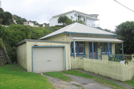 Photo of property in 8 Hungerford Road, Lyall Bay, Wellington, 6022