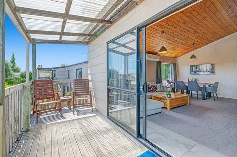 Photo of property in 2/10 Sevilla Place, Unsworth Heights, Auckland, 0632