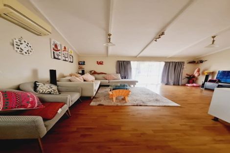 Photo of property in 2/1 Pimento Place, New Lynn, Auckland, 0600